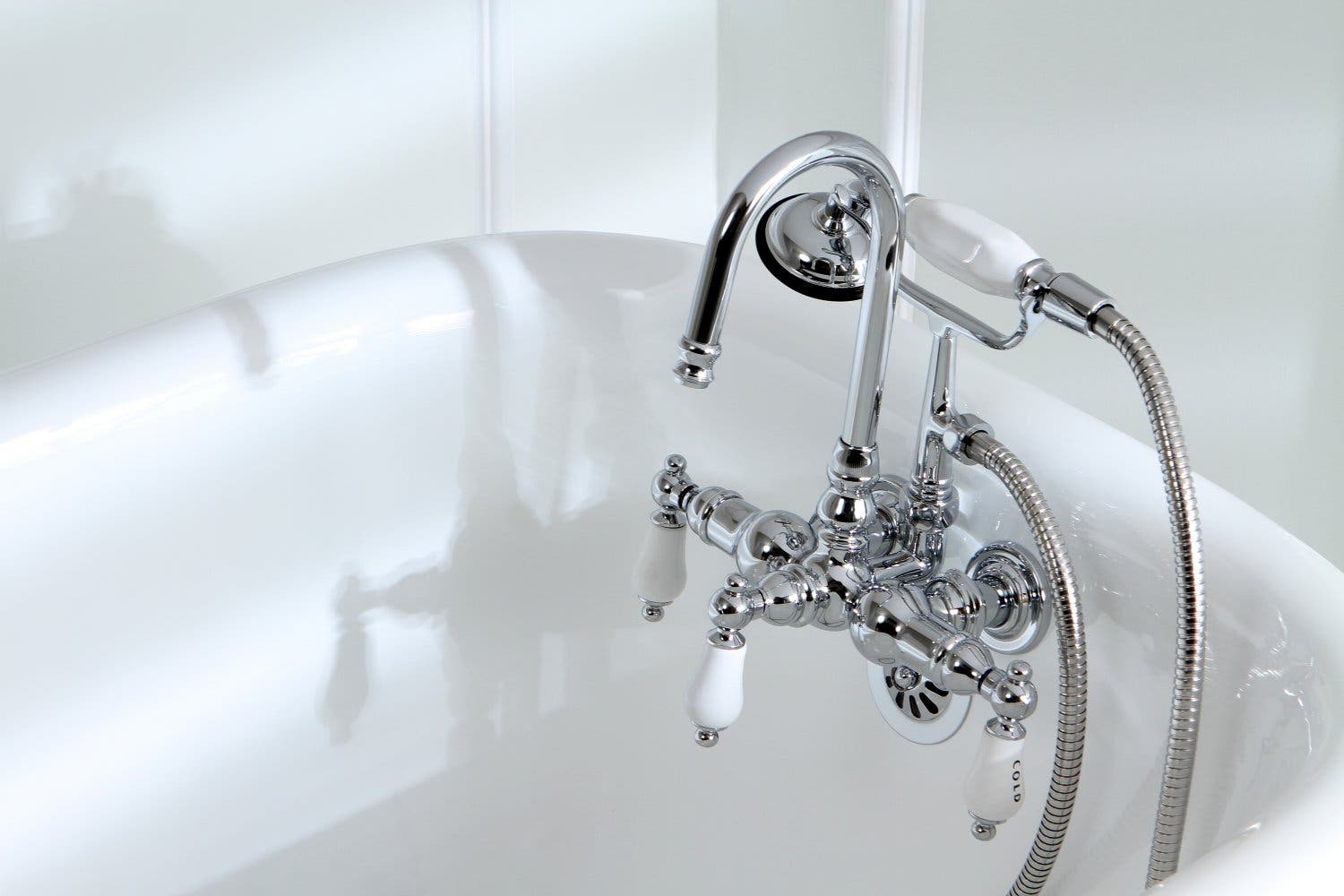 Tub Faucet Feature 1: CC10T1 - An Ideal Pairing of Traditional Opulence to your Bathtub