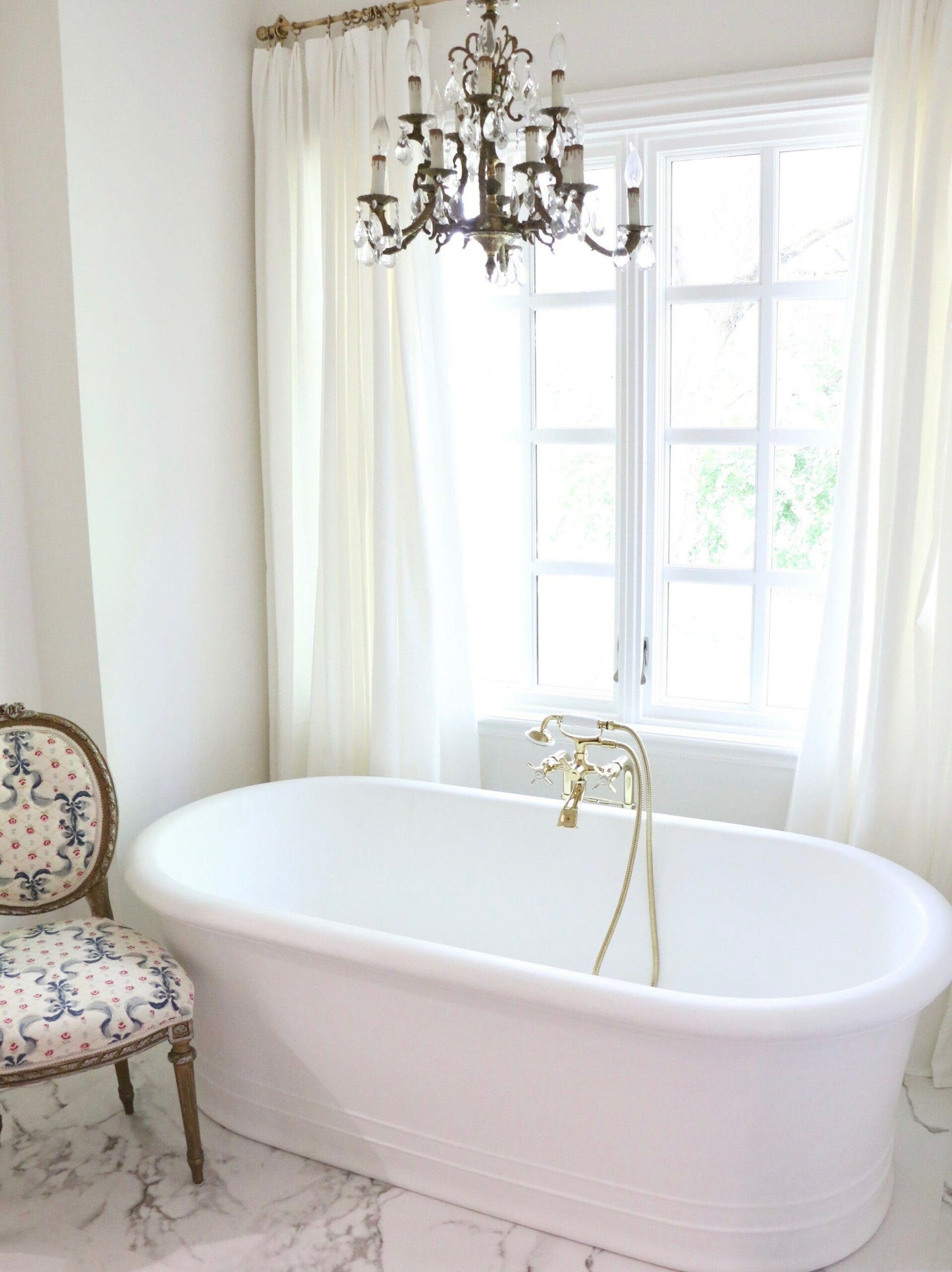How to Pull Off an English Vintage Bathroom