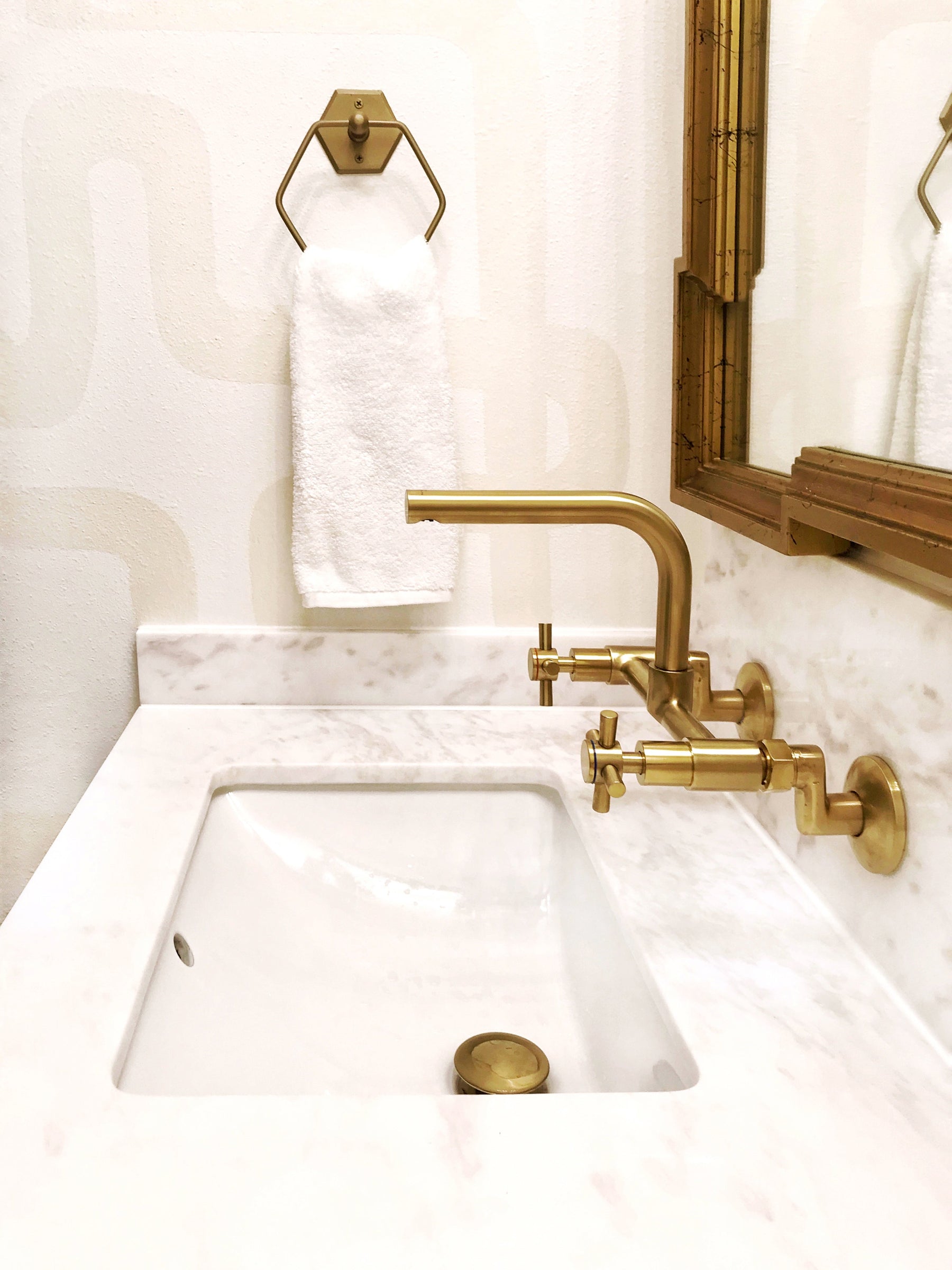 How Lighting Fixtures Enhance the Finishes in the Bathroom