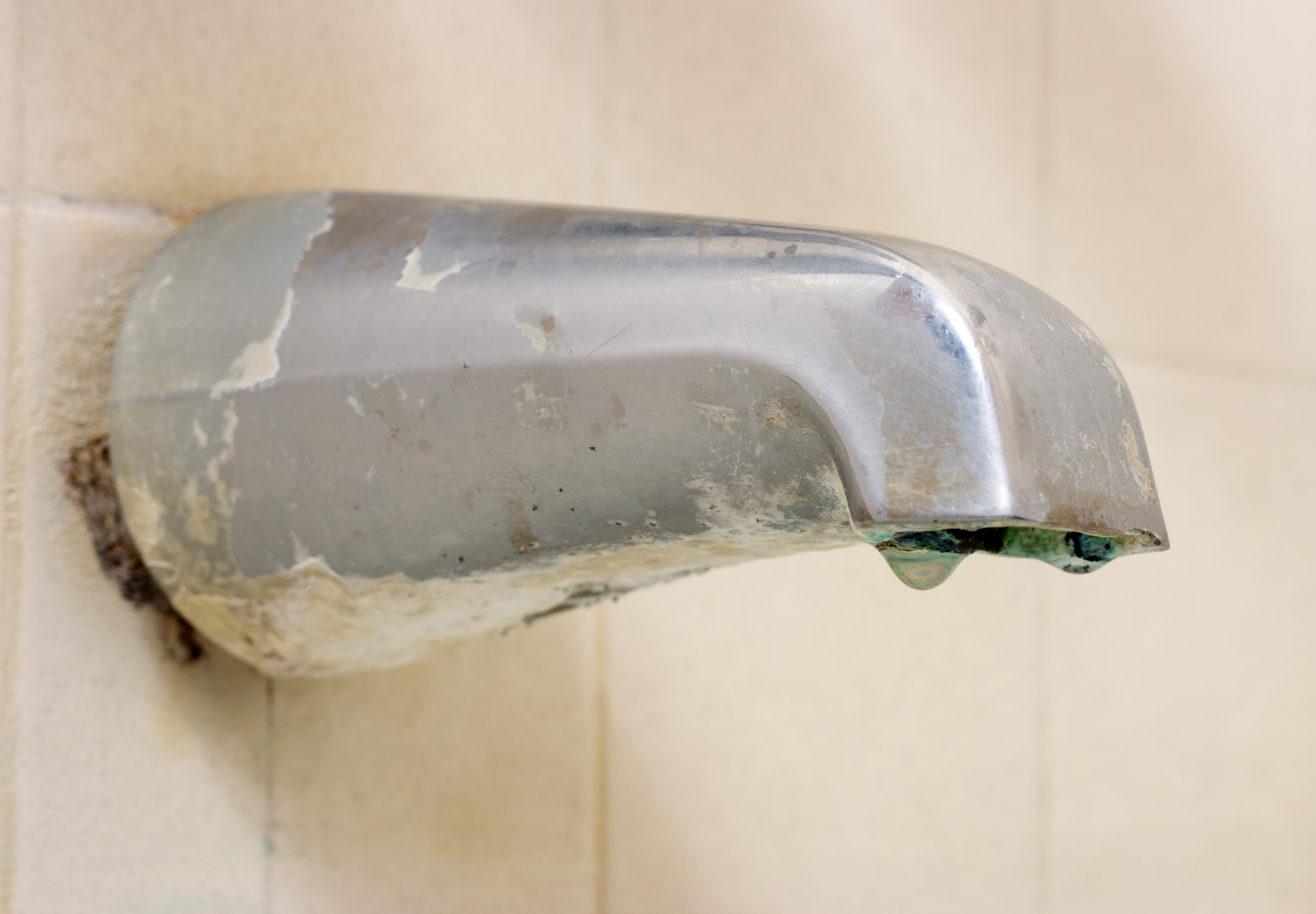 How to Remove a Stuck or Rusted Tub Spout