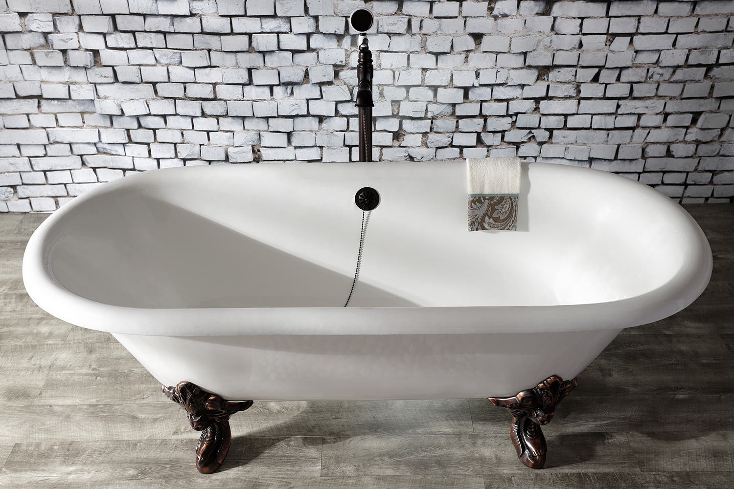 The Aqua Eden Clawfoot Tub is Designed for Relaxing and Reading, VCTDE7232NL5