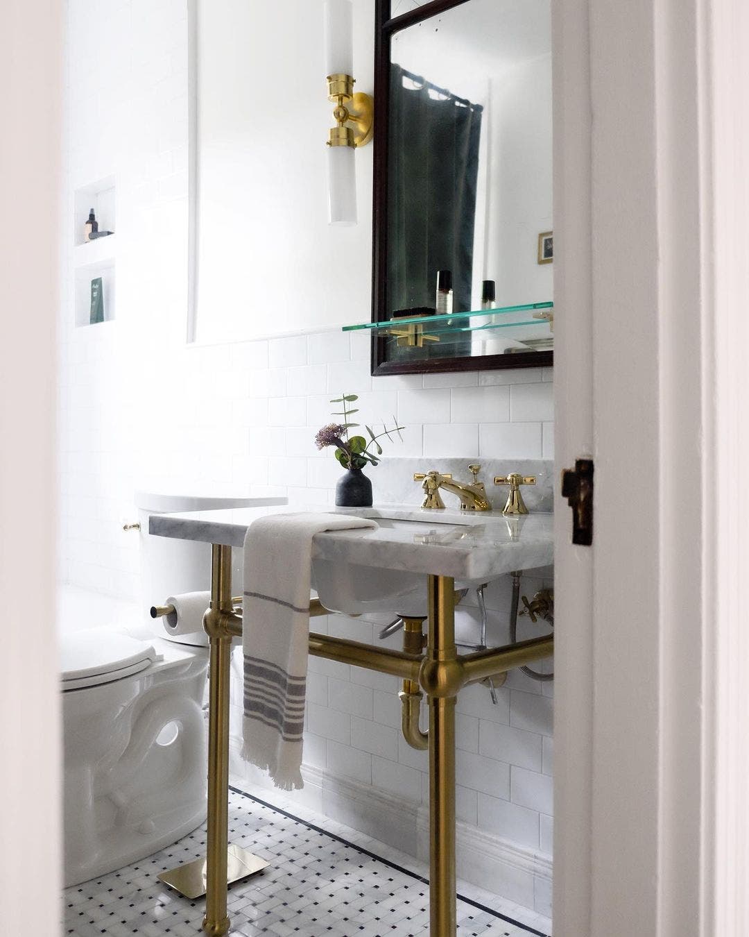2-leg or 4–leg Bathroom Vanities: How to Choose What's Best For You