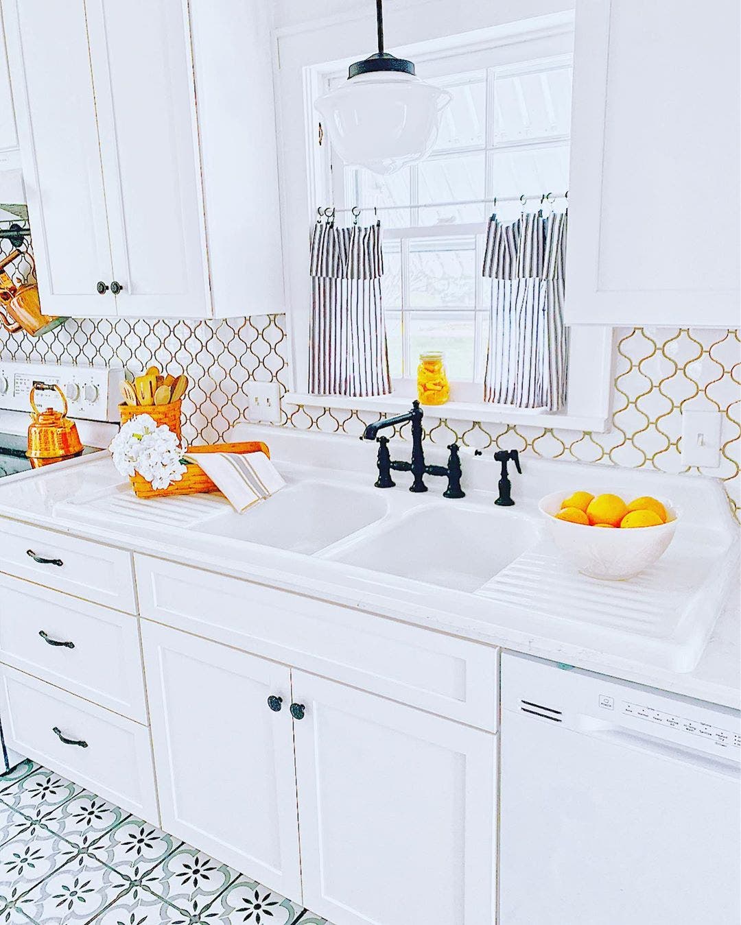 Choosing the Best Faucet for Your Farmhouse Kitchen Sink