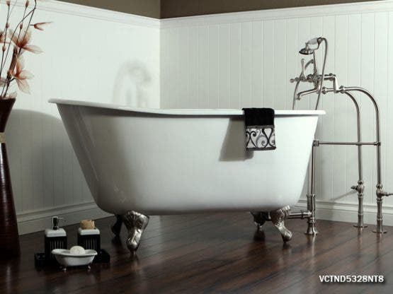 How to Make a Clawfoot Tub Work for Small Apartments