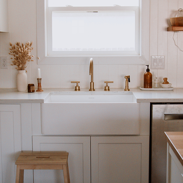 White Farmhouse Sinks: a Timeless Choice for the Modern Kitchen